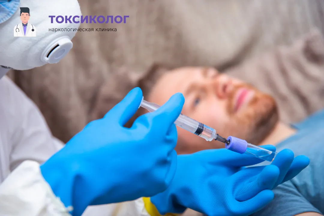 Врач берет анализы в процессе процедуры «Снятие ломки в Ханты-Мансийске»